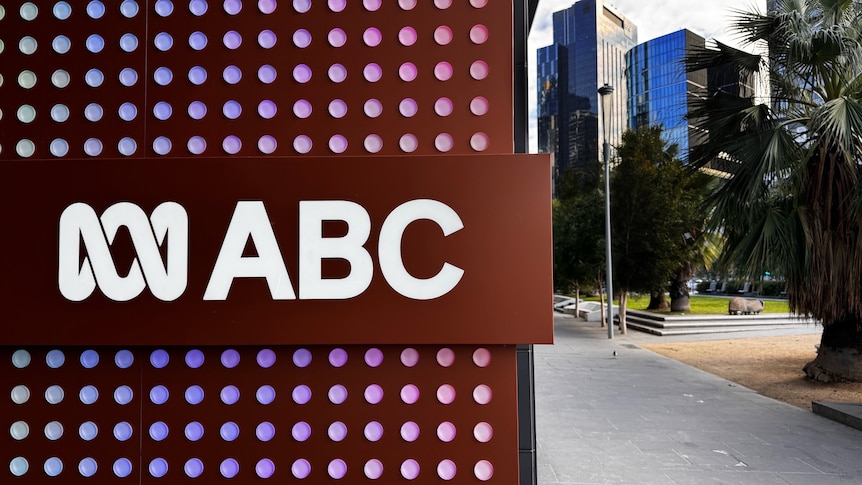 ABC, Yapay Zeka Kullanımını Yaygınlaştırıyor: Uzmanlar Endişeli haberi görseli