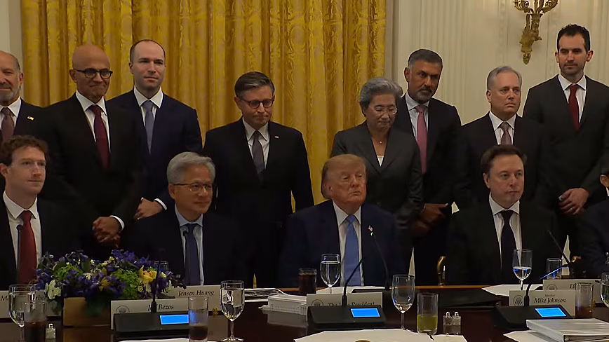 Trump, AI'nin İsim Değişikliğini ve Öz Düzenlenmeyi Destekliyor haberi görseli