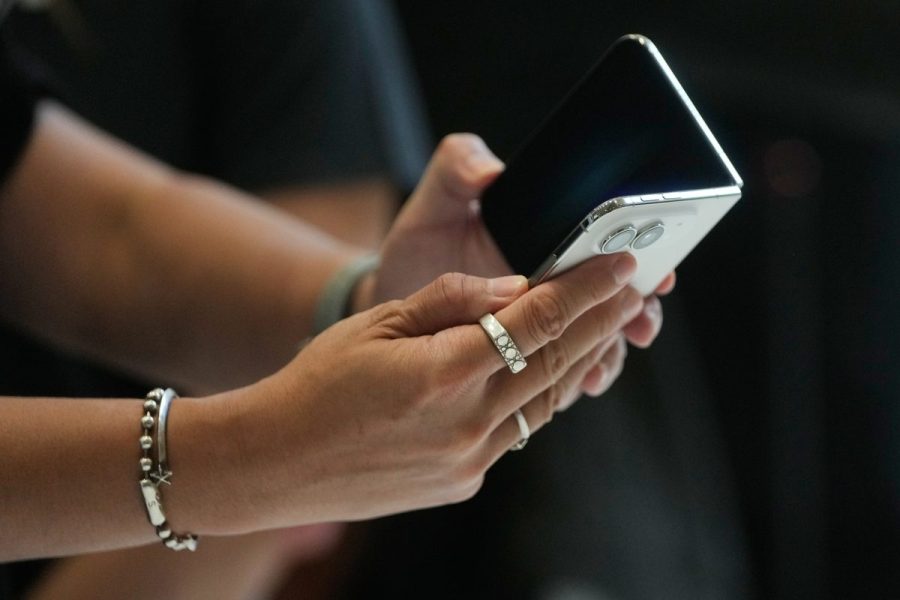 Apple'dan İlk Katlanabilir iPhone: Öne Çıkanlar haberi görseli Apple'dan İlk Katlanabilir iPhone: Öne Çıkanlar haberi görseli