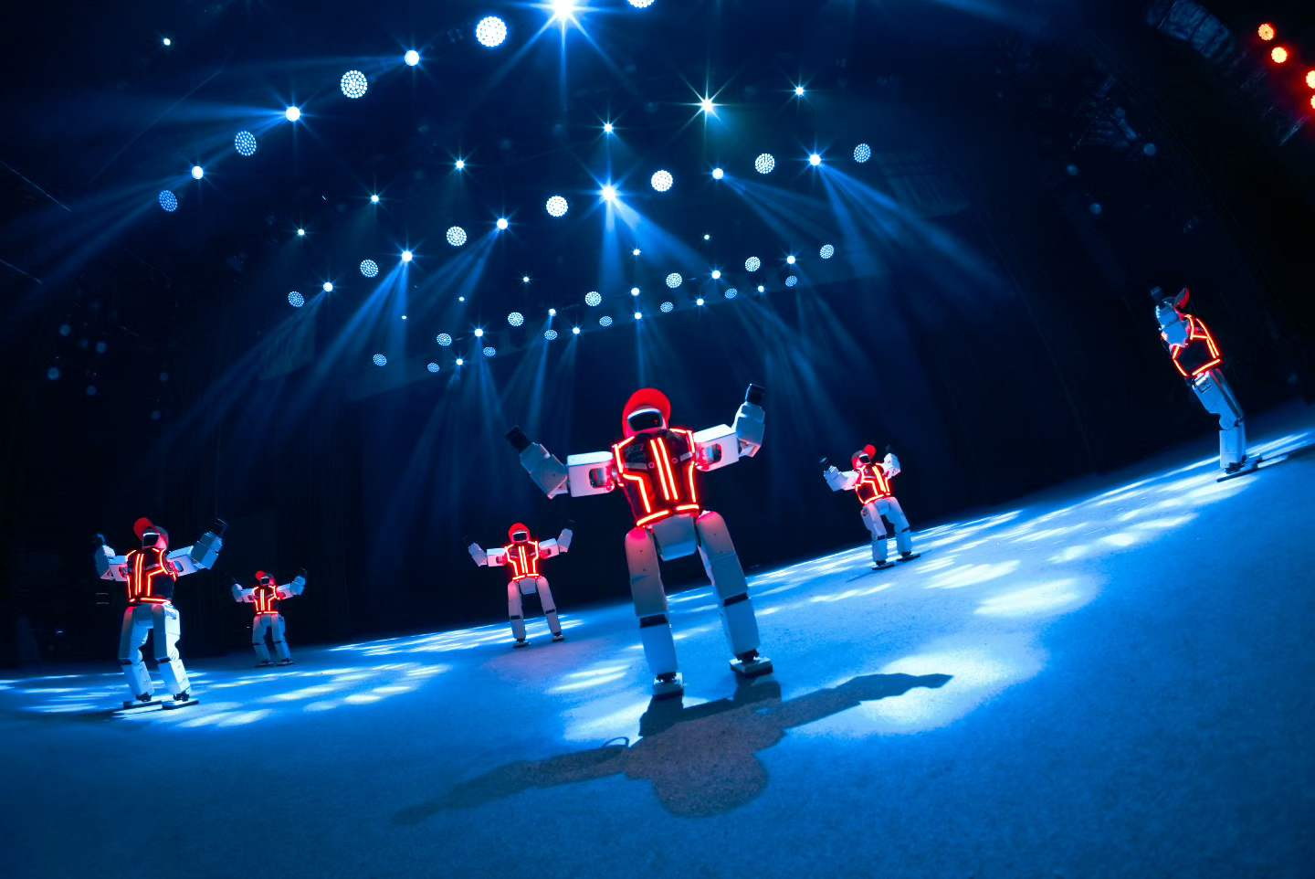 Robotların Sahne Işıltısı: İlk Küresel Performans haberi görseli Robotların Sahne Işıltısı: İlk Küresel Performans haberi görseli