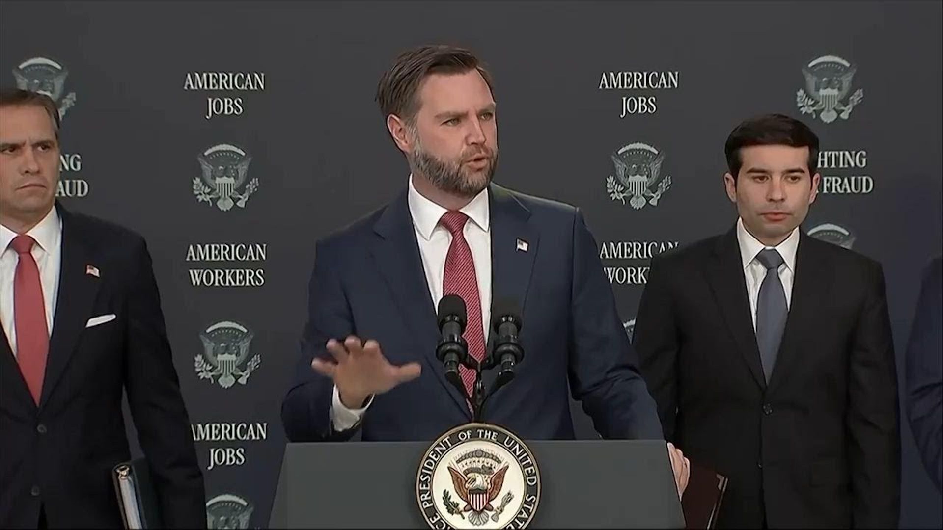 Microsoft'a Yabancı İşçi Eleştirisi ve Trump'ın Tuhaf İlişkisi haberi görseli